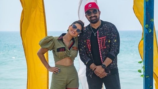 Sunny Leone poses with her Splitsvilla 13 co-host Rannvijay Singha.