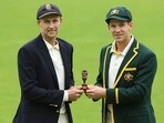 Joe Root and Tim Paine with The Ashes urn.(Getty Images)