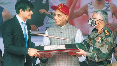 (From left) Neeraj Chopra,who won the gold medal for the javelin throw at the recently concluded Tokyo Olympics, Rajnath Singh, Defence minister and Chief of Army Staff, General Manoj Mukund Naravane, in Pune to unveil the ASI’s athletics’ stadium as the ‘Neeraj Chopra Army Sports Stadium Pune Cantt, on Friday. (Pratham Gokhale/HT Photo)