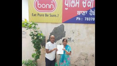 The elderly couple, Pramod Tandon, 70, and his wife Kusum Lata Tandon, 66. (HT PHOTO)