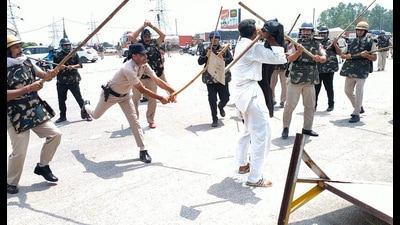 Police canecharging farmers at Karnal's Bastara toll plaza on Saturday. (Manoj Dhaka/HT)
