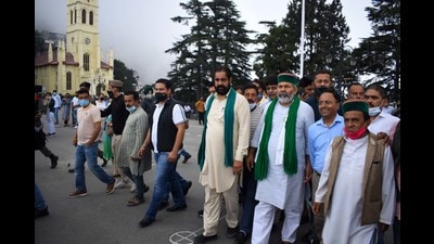 Bharatiya Kisan Union leader Rakesh Tikait (green scarf) along with his supporters on the Ridge in Shimla on Saturday. (Deepak Sansta/HT) Bharatiya Kisan Union leader Rakesh Tikait (green scarf) along with his supporters on the Ridge in Shimla on Saturday. (Deepak Sansta/HT)