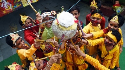 Children dress up in Lord Krishna's attire to perform an act of Dahi Handi during the fancy dress competition ahead of the Krishna Janmashtami festival, in Patna on August 28. (ANI)