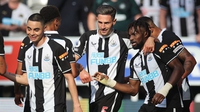 Southampton earn point with late penalty in 2-2 draw at Newcastle, Leicester win (Reuters)