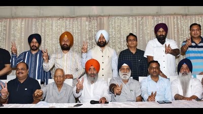 Members of the DS Chawla group during a press conferences in Ludhiana on Saturday. (HT) Members of the DS Chawla group during a press conferences in Ludhiana on Saturday. (HT)