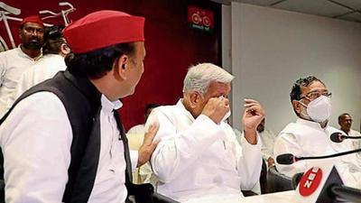 Ambika Chaudhary makes an emotional return to the Samajwadi Party. (Deepak Gupta/HT Photo) Ambika Chaudhary makes an emotional return to the Samajwadi Party. (Deepak Gupta/HT Photo)