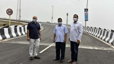 Delhi chief minister Arvind Kejriwal with deputy CM Manish Sisodia and health minister Satyendar Jain during the inauguration of the flyover loops at Mayur Vihar Phase-1 on Saturday. (Sanjeev Verma/HT PHOTO) Delhi chief minister Arvind Kejriwal with deputy CM Manish Sisodia and health minister Satyendar Jain during the inauguration of the flyover loops at Mayur Vihar Phase-1 on Saturday. (Sanjeev Verma/HT PHOTO)