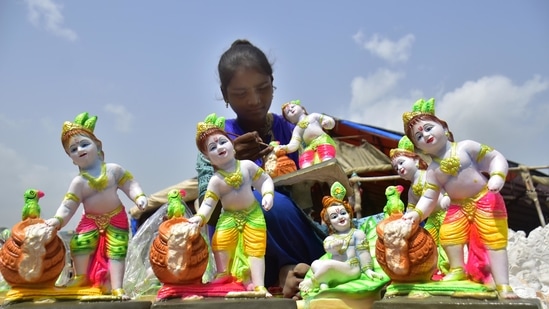A young girl makes beautiful idols of Lord Krishna ahead of Janmashtami at a workshop in Amritsar, Punjab.(HT Photo/Sameer Sehgal)
