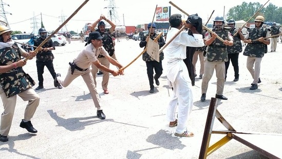 Police canecharging farmers at Karnal's Bastara toll plaza on Saturday. (Manoj Dhaka/HT)(HT_PRINT)