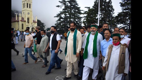 Bharatiya Kisan Union leader Rakesh Tikait (green scarf) along with his supporters on the Ridge in Shimla on Saturday. (Deepak Sansta/HT)
