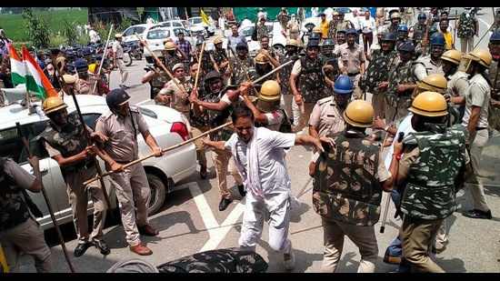 Police cane-charge farmers at Karnal's Bastara toll plaza during a protest against the new agri laws on Saturday. (Manoj Dhaka/HT) Police cane-charge farmers at Karnal's Bastara toll plaza during a protest against the new agri laws on Saturday. (Manoj Dhaka/HT)