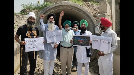 Members of different NGOs protesting against problem of pollution in Buddha Nullah in Ludhiana on Saturday. (HT photo)