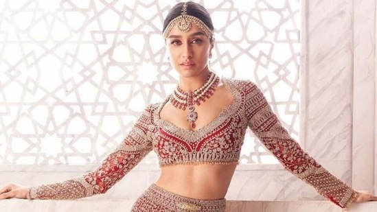 Alia Bhatt in infinity blouse and Chikankari lehenga is just next level  sultry. Mind = blown - India Today