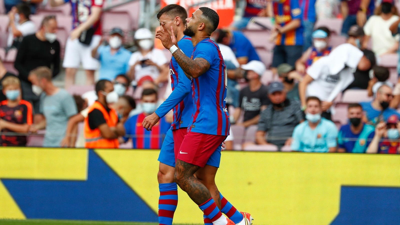 La Liga Depay leads Barcelona to 21 victory over Getafe in Spain