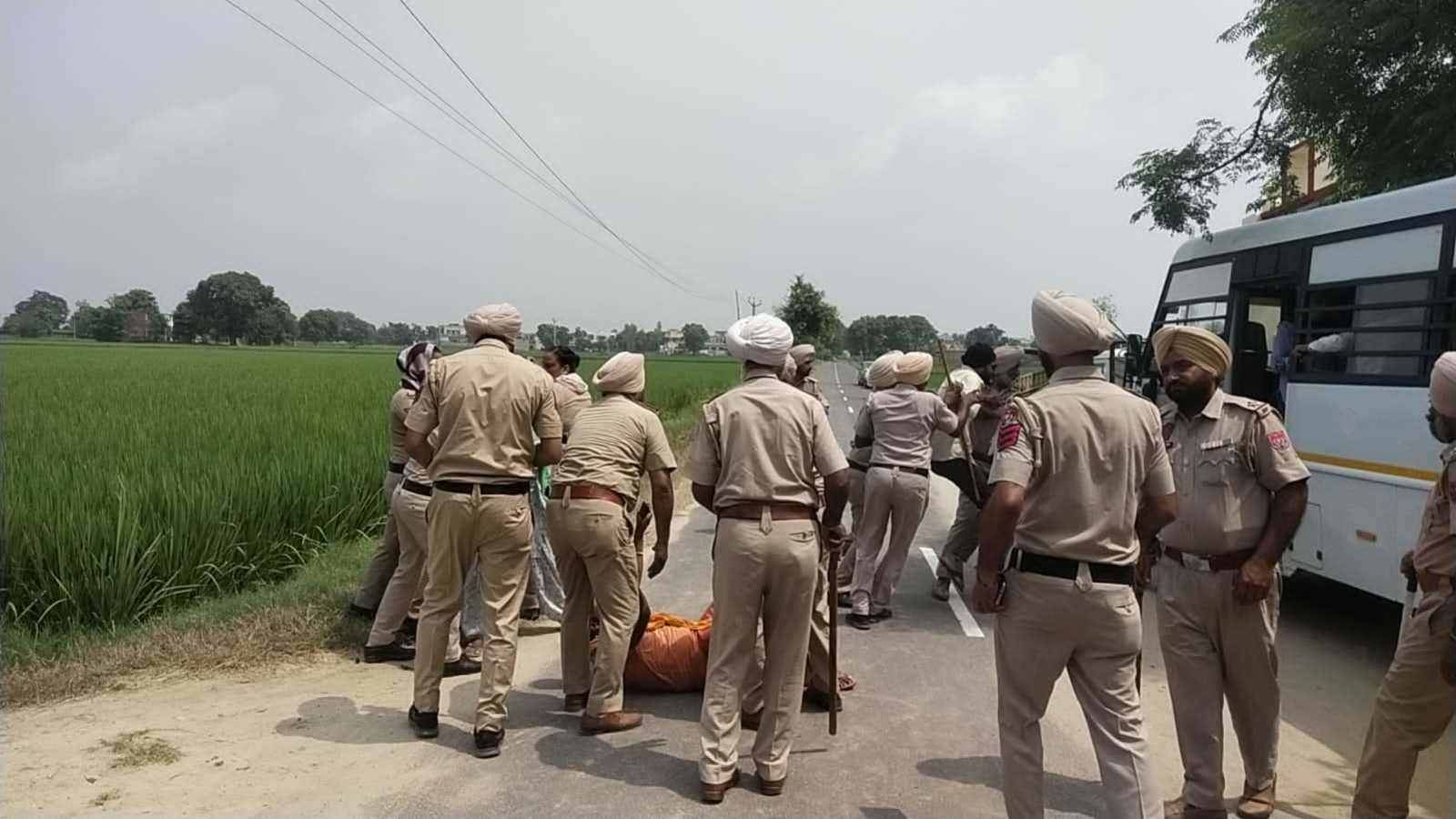 Unemployed continue protest against Punjab school education minister ...