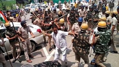 Police cane charge farmers at Karnal's Bastara toll plaza during a protest against the new farm laws, in Karnal, Haryana (Manoj Dhaka / Hindustan Times) Police cane charge farmers at Karnal's Bastara toll plaza during a protest against the new farm laws, in Karnal, Haryana (Manoj Dhaka / Hindustan Times)