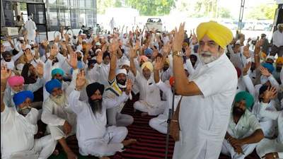 Veteran Akali leader Sikander Singh Maluka with his supporters in Maur segment on Sunday. (HT Photo)