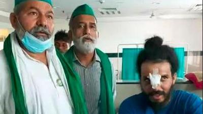 Rakesh Tikait met with the injured farmers admitted at a government hospital in Karnal in Haryana on Sunday. (HTPhoto) Rakesh Tikait met with the injured farmers admitted at a government hospital in Karnal in Haryana on Sunday. (HTPhoto)