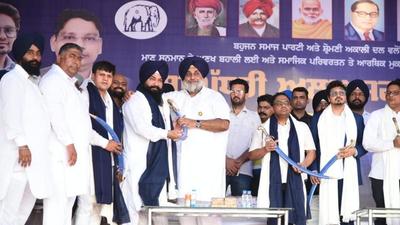 SAD president Sukhbir Singh Badal with BSP Punjab unit chief Jasvir Singh Garhi at their rally in Phagwara on Sunday. (HT Photo) SAD president Sukhbir Singh Badal with BSP Punjab unit chief Jasvir Singh Garhi at their rally in Phagwara on Sunday. (HT Photo)