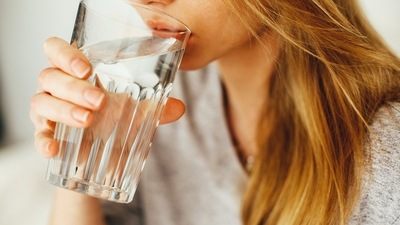 Drink lots of fluids: This is one of the most famous hangover remedies. Since you urinate a lot while drinking, you can get dehydrated. Stay well-hydrated throughout the day and before heading to bed. (Unsplash)
