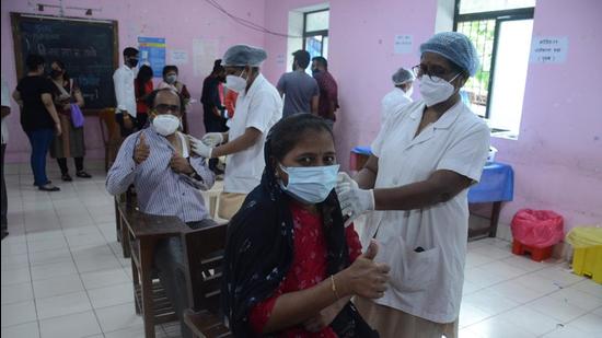 Teachers get inoculated at Thane District Nursing Vaccination Center. (HT Photo)