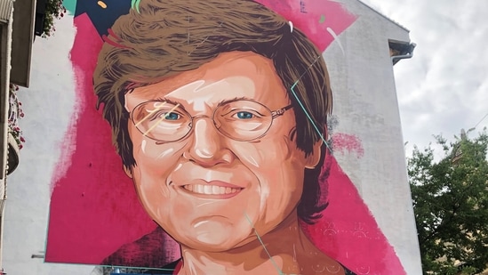 A mural of Katalin Kariko, a Hungarian-born scientist and senior vice president at BioNTech, who laid the groundwork for the mRNA vaccines fighting COVID-19(Reuters)