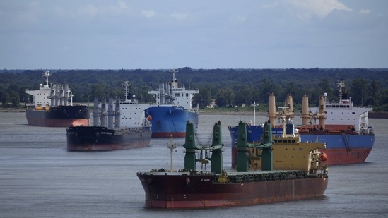 Ships anchored in the Mississippi River ahead of Hurricane Ida in Convent, Louisiana, U.S., on August 28.(Bloomberg)