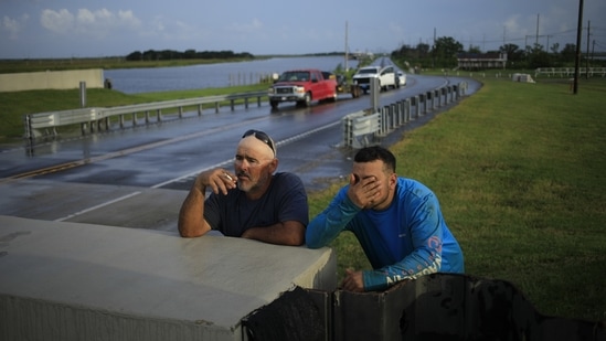 Motorists wait for officials to open a levee flood gate blocking their escape ahead of Hurricane Ida in Golden Meadow, Louisiana, U.S., on August 28. (Bloomberg)