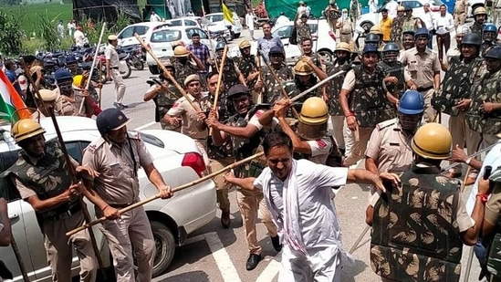 Police cane-charge farmers at Karnal's Bastara toll plaza during a protest against the new agri laws on Saturday. (Manoj Dhaka/HT)