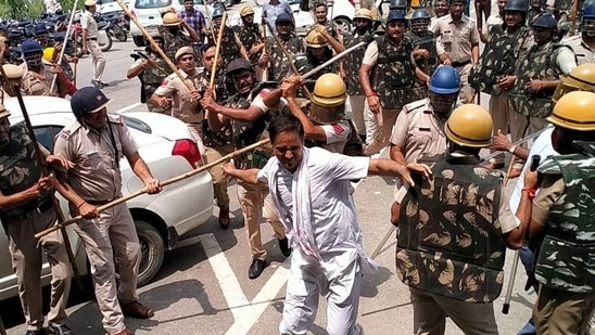 Police cane-charge farmers at Karnal's Bastara toll plaza during a protest against the new agri laws on Saturday. (Manoj Dhaka/HT) Police cane-charge farmers at Karnal's Bastara toll plaza during a protest against the new agri laws on Saturday. (Manoj Dhaka/HT)