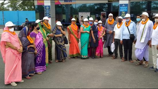 Darbhanga Mayor Baijyanti Devi Khedia and other officials concerned presented tricolour to the team members, while giving them a warm send-off on the occasion. (HT PHOTO)