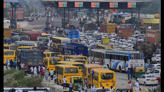 Heavy jam at Ladhowal toll plaza due to protest by farmer unions in Ludhiana on Sunday. (Harsimar Pal Singh/HT)