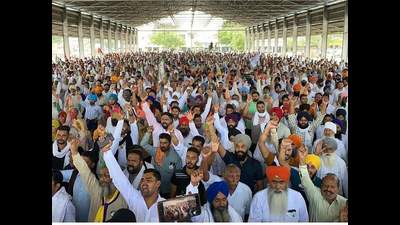 Farmers in large numbers attended the mahapanchayat at Gharaunda. (HT Photo)