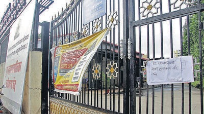A vaccination centre closed due to unavailability of Covid vaccine at Katraj in Pune, on August 29, 2021. (RAVINDRA JOSHI/HT) A vaccination centre closed due to unavailability of Covid vaccine at Katraj in Pune, on August 29, 2021. (RAVINDRA JOSHI/HT)