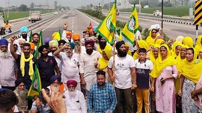 Farmers from various unions stage a protest against Haryana police and government over the lathi charge on farmers in Karnal on Sunday, August 29, 2021. (PTI) Farmers from various unions stage a protest against Haryana police and government over the lathi charge on farmers in Karnal on Sunday, August 29, 2021. (PTI)