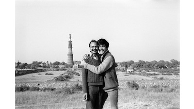 Saleem Kidwai (left) and Sunil Gupta (right) at Qutub Minar, Delhi 1981. (Image courtesy the artist and Hales Gallery, Stephen Bulger Gallery and Vadehra Art Gallery. © Sunil Gupta. All Rights Reserved, DACS 2021)