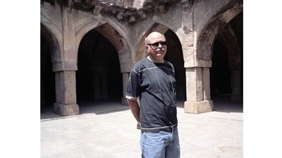 Saleem Kidwai at the Khirkee Monument, Delhi 2004. (Image courtesy the artist and Hales Gallery, Stephen Bulger Gallery and Vadehra Art Gallery. © Sunil Gupta. All Rights Reserved, DACS 2021)