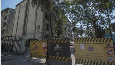 According to the civic body’s Covid protocol, it seals a floor or floors of a building if one or less than five cases are reported. Further, an entire building is sealed if five or more cases are found in it. (HT File) According to the civic body’s Covid protocol, it seals a floor or floors of a building if one or less than five cases are reported. Further, an entire building is sealed if five or more cases are found in it. (HT File)