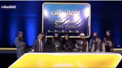 The Taliban fighters were standing behind the presenter of Afghan TV's Peace Studio political debate programme. (Kian Sharifi/Twitter) The Taliban fighters were standing behind the presenter of Afghan TV's Peace Studio political debate programme. (Kian Sharifi/Twitter)