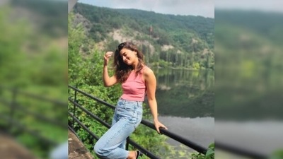 Alia Bhatt is all smiles as she poses in casual wear in front of a picturesque backdrop. (Instagram/@aliaabhatt) Alia Bhatt is all smiles as she poses in casual wear in front of a picturesque backdrop. (Instagram/@aliaabhatt)