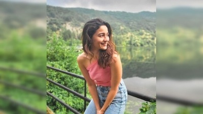Alia Bhatt shows how to style high-rise jeans with a basic top. She opted for the no-makeup look and flaunted her bare and healthy skin. (Instagram/@aliaabhatt) Alia Bhatt shows how to style high-rise jeans with a basic top. She opted for the no-makeup look and flaunted her bare and healthy skin. (Instagram/@aliaabhatt)