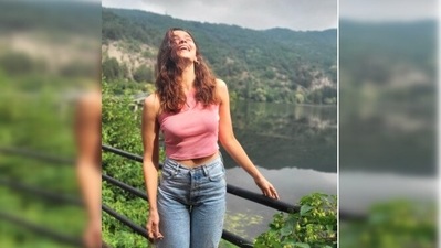 Alia Bhatt donned a basic one-shoulder pink sleeveless top which she paired with high-rise wide denims. (Instagram/@aliaabhatt) Alia Bhatt donned a basic one-shoulder pink sleeveless top which she paired with high-rise wide denims. (Instagram/@aliaabhatt)