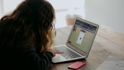 Study finds stressed teens benefit from spending time online in moderation (Unsplash) Study finds stressed teens benefit from spending time online in moderation (Unsplash)