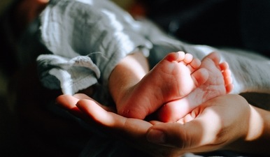 A new study has shown that the mother's voice at the time of painful medical intervention for her prematurely born baby, decreased the baby's expression of pain. (Unsplash) A new study has shown that the mother's voice at the time of painful medical intervention for her prematurely born baby, decreased the baby's expression of pain. (Unsplash)