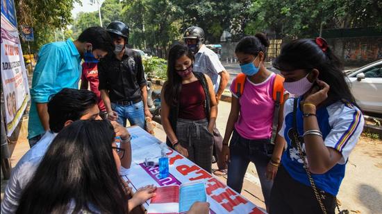 Delhi university received 351,974 paid applications last year, which was around 100,000 more than in 2019. (Amal KS/HT PHOTO)