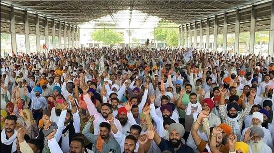 The decision was taken at a Mahapanchayat called at the Gharuanda grain market of Karnal. (HT Photo)