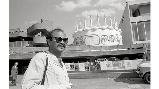 Saleem Kidwai in London, 1985.(Image courtesy the artist and Hales Gallery, Stephen Bulger Gallery and Vadehra Art Gallery. © Sunil Gupta. All Rights Reserved, DACS 2021)