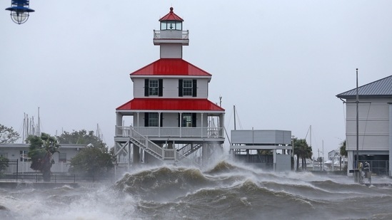 Waves crash against the New Canal Lighthouse on Lake Pontchartrain in New Orleans, Louisiana, on August 29. According to the National Weather Service, Ida drove so much water off the Gulf of Mexico that the Mississippi River flowed backward. In downtown New Orleans, the river has already risen by 7 feet in the last 24 hours.(Michael DeMocker/USA TODAY Network via REUTERS )
