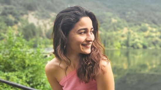 Alia wore a pink top with high waist blue jeans in the photos.