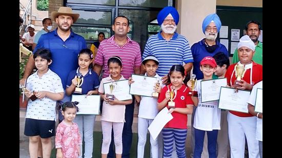 Officials of Forest Hill Golf Club with the winners of the 1st Junior Golf Championship in Mohali on Monday. (HT PHOTO)